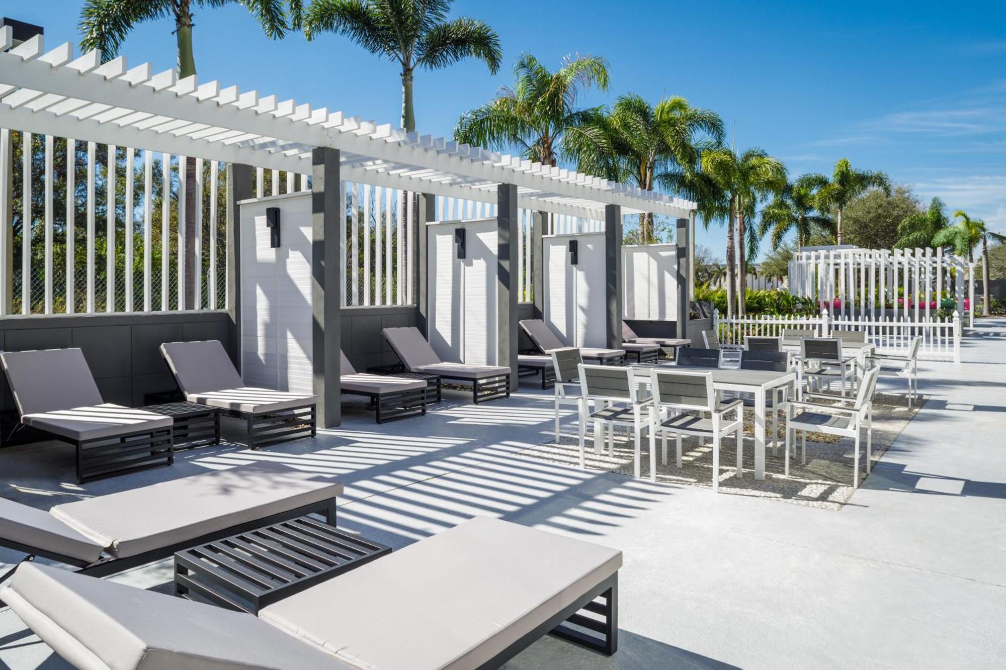 Отель Doubletree By Hilton Sarasota Bradenton Airport Экстерьер фото