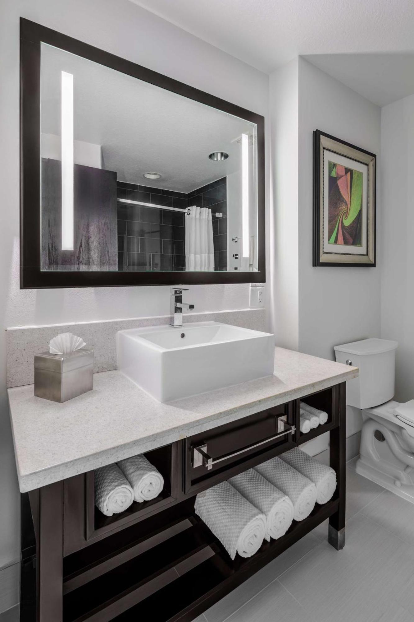 Отель Doubletree By Hilton Sarasota Bradenton Airport Экстерьер фото