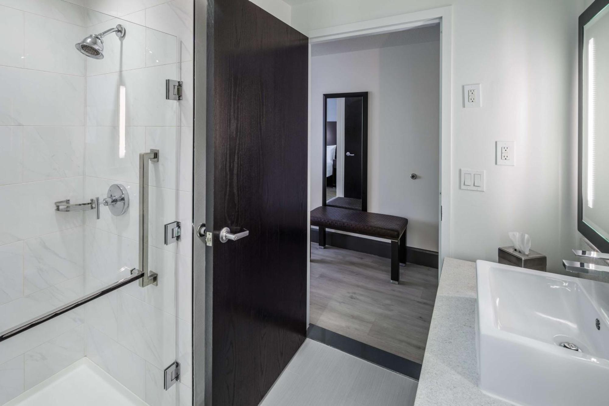 Отель Doubletree By Hilton Sarasota Bradenton Airport Экстерьер фото